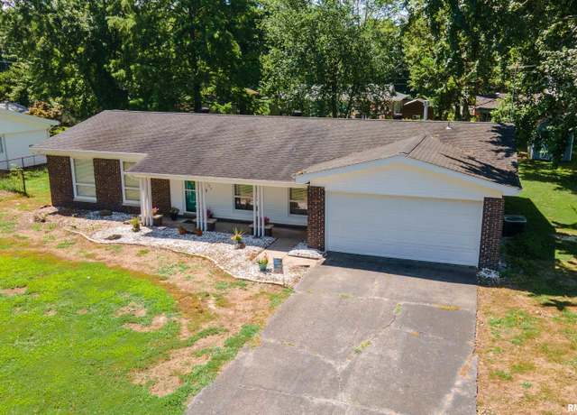 Property at 3103 Woodlawn Pl, Marion, IL 62959, 3 beds, 2 baths