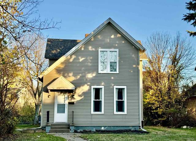Property at 1207 Tremont Ave, Davenport, IA 52803, 4 beds, 1 bath