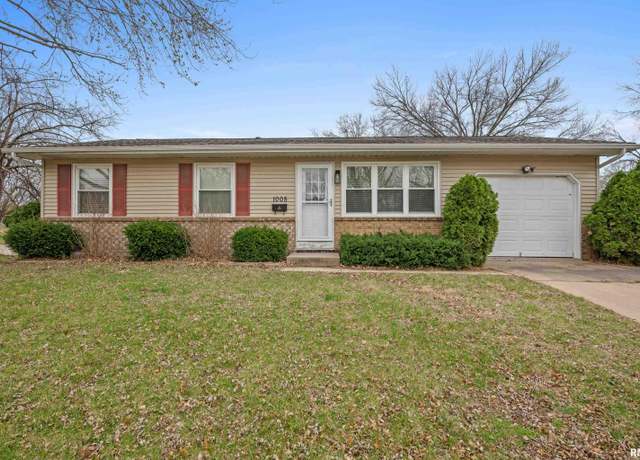 Property at 1005 Monticello Dr, Davenport, IA 52806, 3 beds, 1.5 baths