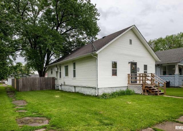 Property at 301 N 11th St, Herrin, IL 62948, 3 beds, 2 baths