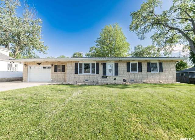 Property at 221 E Parkside Dr, Washburn, IL 61570, 3 beds, 1 bath