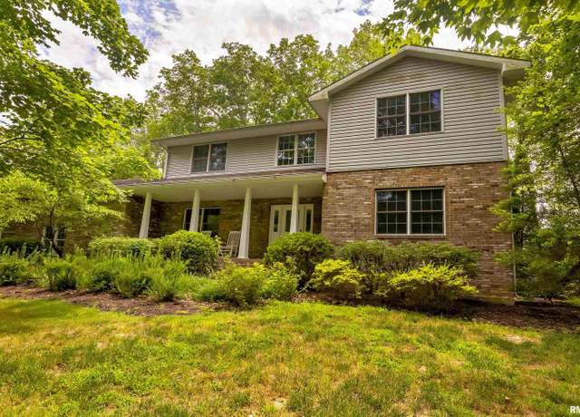 Property at 1127 Cedar Ridge Ln, Carbondale, IL 62901, 4 beds, 2.5 baths