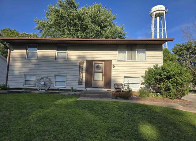 Property at 832 9th St, Colona, IL 61241, 4 beds, 2 baths