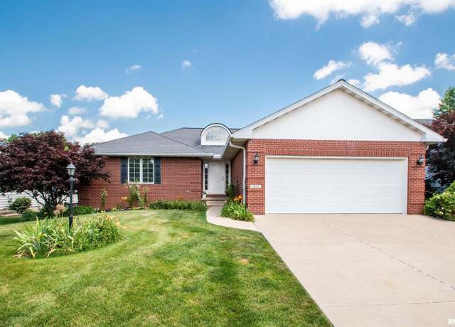 Property at 3801 W Golf Creek Dr, Peoria, IL 61615, 3 beds, 3.5 baths