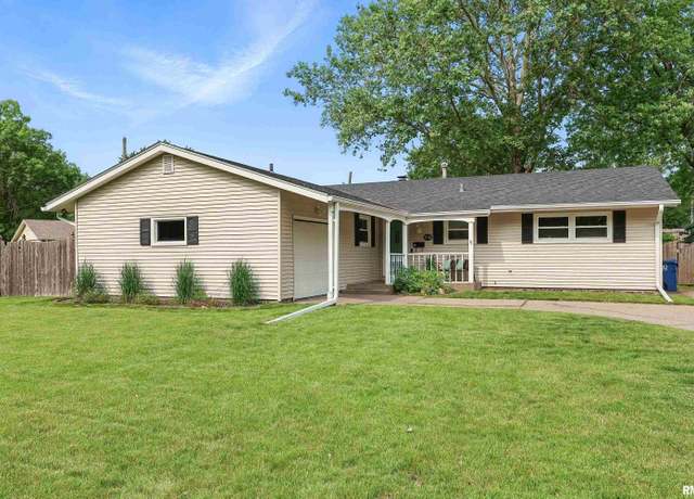 Property at 1718 Elmwood Ln, Bettendorf, IA 52722, 3 beds, 2.5 baths