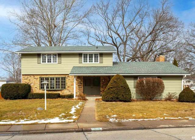 Property at 1928 Parkway Dr, Bettendorf, IA 52722, 4 beds, 2.5 baths