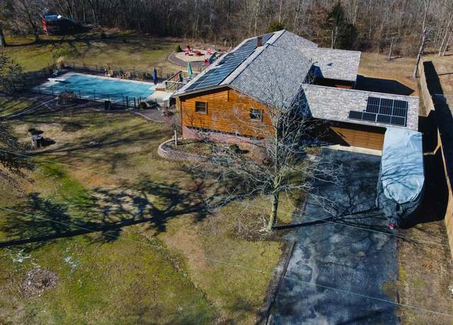 Property at 2039 Shook Ln, Centralia, IL 62801, 4 beds, 3.5 baths