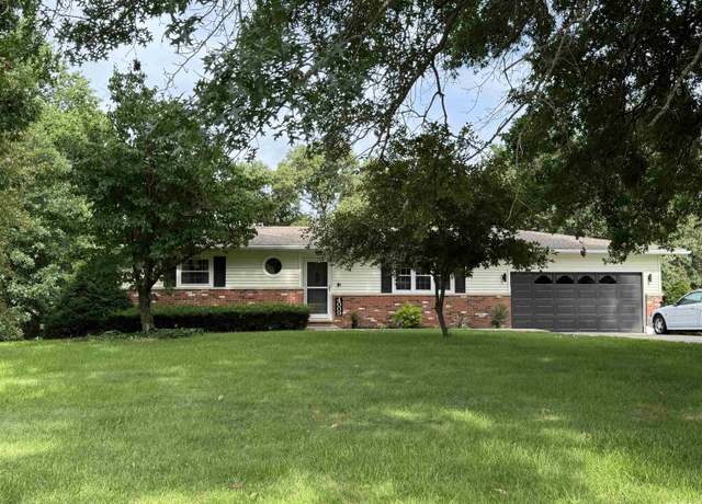 Property at 4009 S 46th St, Quincy, IL 62305, 3 beds, 2.5 baths