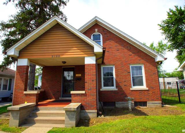 Property at 2128 Bellevue Ave, Bettendorf, IA 52722, 3 beds, 2 baths