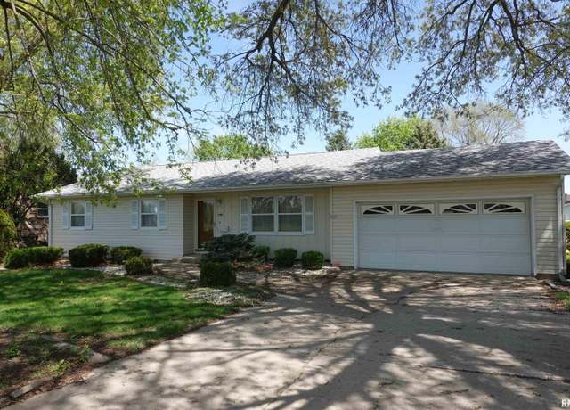 Property at 2819 Costa Dr, Galesburg, IL 61401, 3 beds, 2 baths