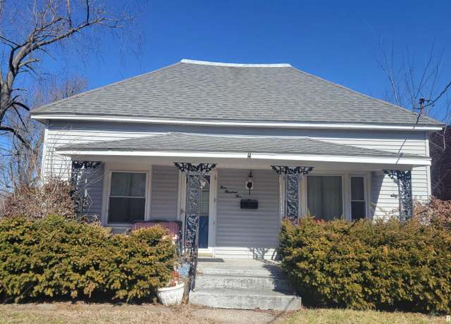 Property at 905 W Monroe St, Herrin, IL 62948, 3 beds, 1 bath