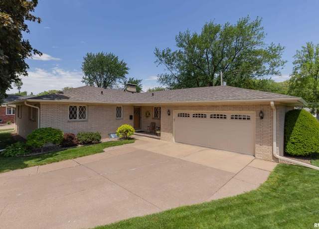 Property at 2737 28th Ave, Rock Island, IL 61201, 4 beds, 2.5 baths