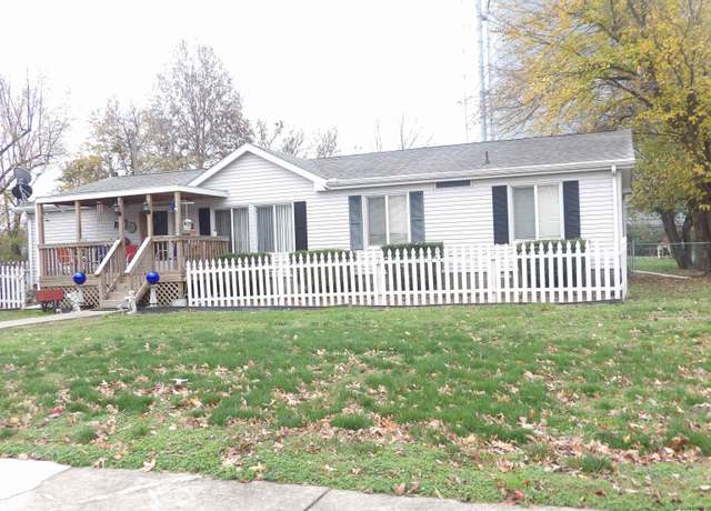 Property at 402 E Webster St, Benton, IL 62812-0000, 3 beds, 2 baths