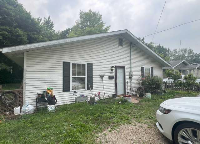 Property at 1035 Beesley Ave, Jacksonville, IL 62650, 4 beds, 1 bath