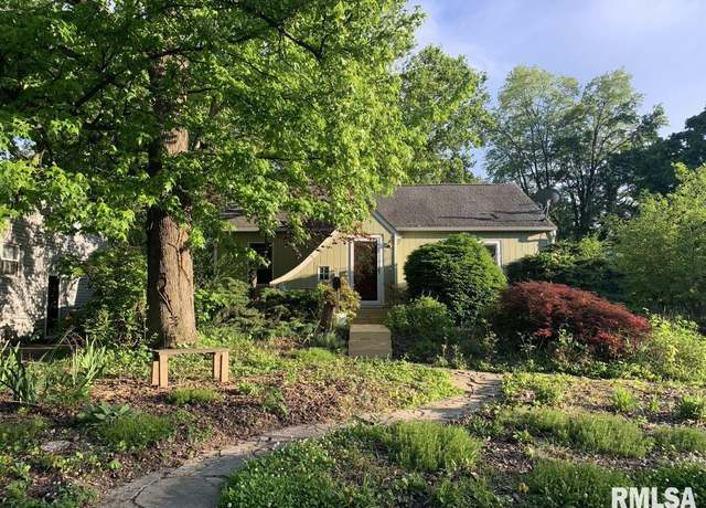 Property at 701 W Elm St, Carbondale, IL 62901, 3 beds, 2 baths