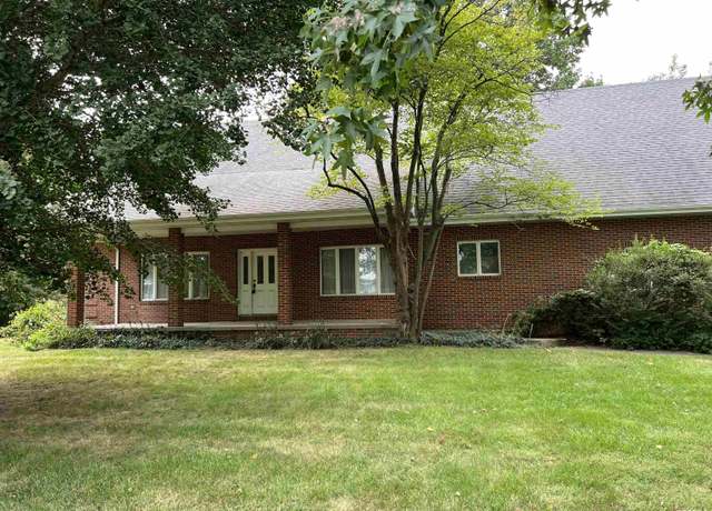 Property at 105 Nansarah Dr, Jacksonville, IL 62650, 3 beds, 2.5 baths