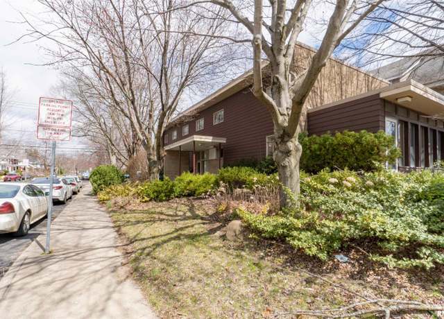 Property at 1004 N Institute Pl, Peoria, IL 61606, 16 beds, 3 baths