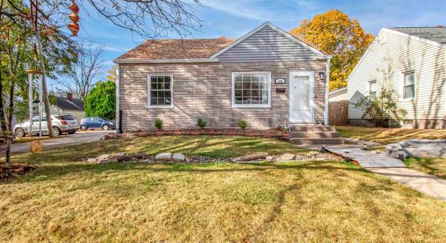 Photo of 724 24th St, Bettendorf, IA 52722
