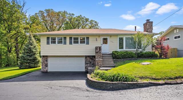 Photo of 1109 33rd St, Bettendorf, IA 52722