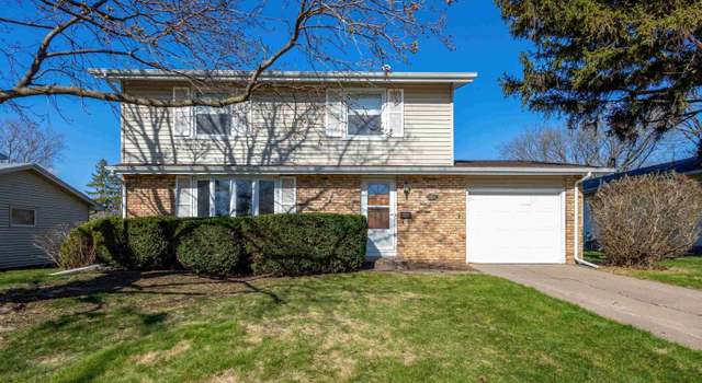 Photo of 2904 Avalon Dr, Bettendorf, IA 52722