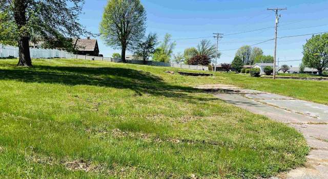Photo of 301 Country Club Ln, Harrisburg, IL 62946