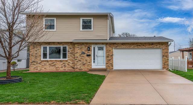Photo of 3841 Greenbrier Dr, Bettendorf, IA 52722