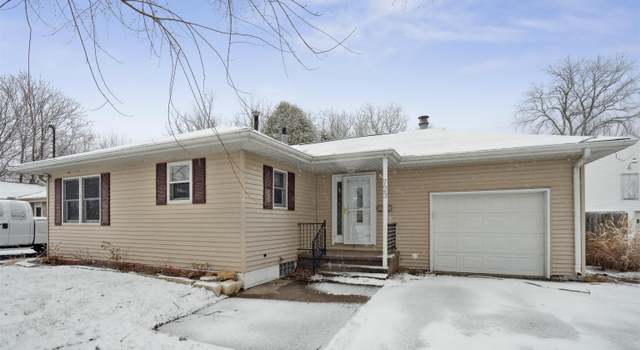 Photo of 723 31st St, Bettendorf, IA 52722