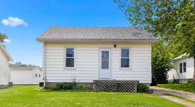 Photo of 107 N Cleveland St, Roanoke, IL 61561