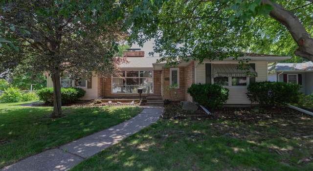 Photo of 1635 Eastmere Dr, Davenport, IA 52803