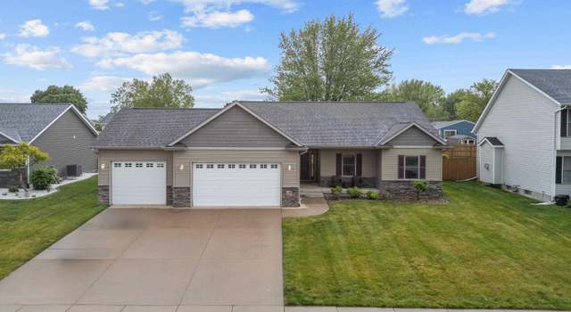 Photo of 510 W Pinehurst Dr, Eldridge, IA 52748