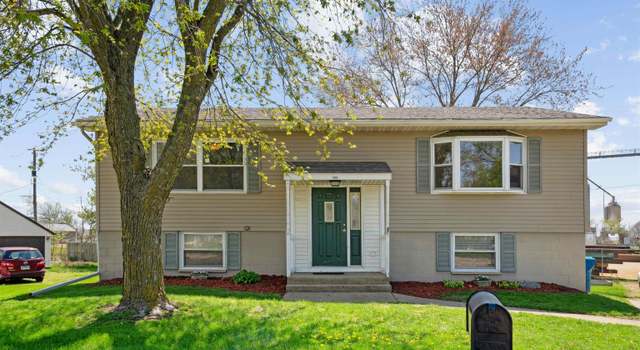 Photo of 105 Country Ct, De Witt, IA 52742