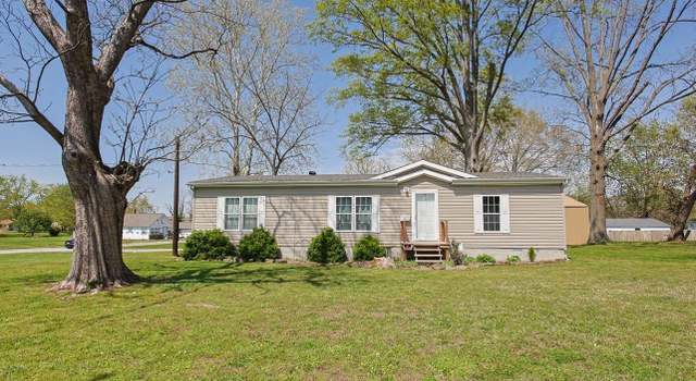 Photo of 102 E Woolcott St, Harrisburg, IL 62946