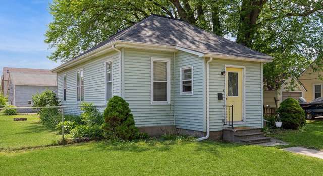 Photo of 417 12th St, De Witt, IA 52742