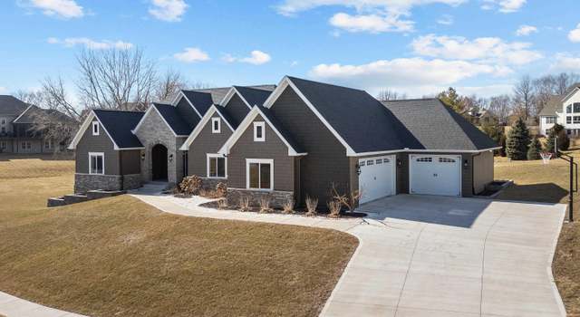 Photo of 24 Pebble Creek Cir, Le Claire, IA 52753