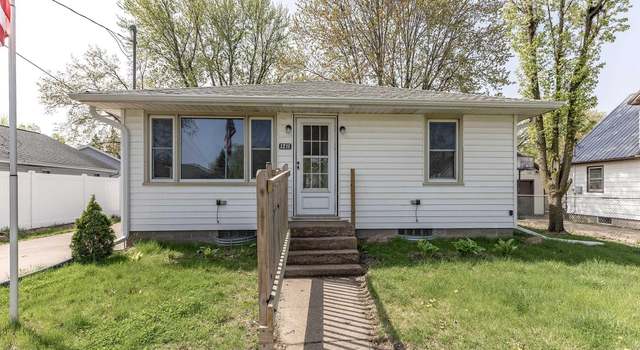 Photo of 1211 4th St, Camanche, IA 52730