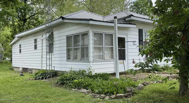 Photo of 718 E Burkett St, Benton, IL 62812