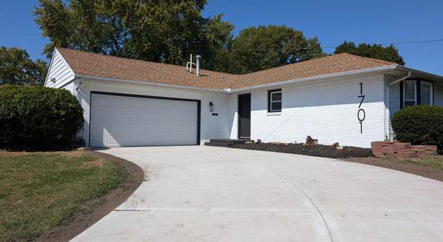 Photo of 1701 Saint Clair Dr, Pekin, IL 61554