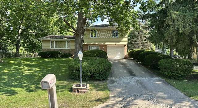 Photo of 221 Van Dyke Dr, Canton, IL 61520-1486