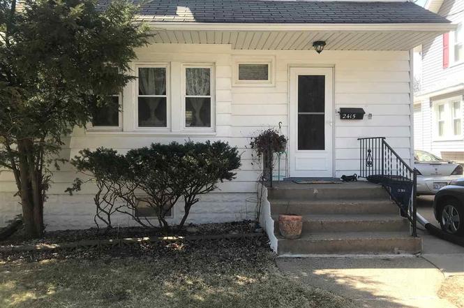 2415 18th Street B, Moline, IL 61265 | MLS# QC4190785 | Redfin