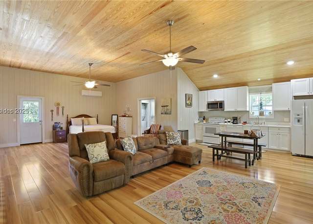 Property at 318 School Rd, Daufuskie Island, SC 29915, 1 bed, 1 bath
