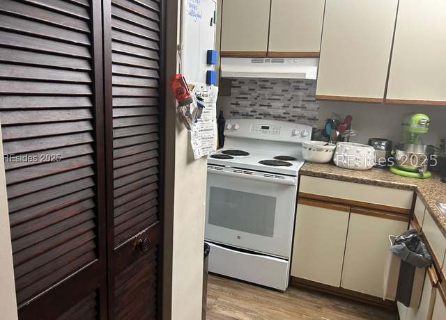 Property at 96 Mathews Dr #223, Hilton Head Island, SC 29926, 2 beds, 2.5 baths