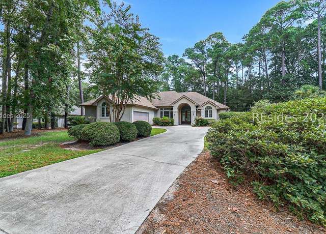 Property at 10 Hickory Knoll Pl, Hilton Head Island, SC 29926, 3 beds, 2.5 baths