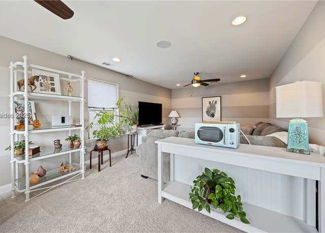Property at 10 Augustine Rd, Bluffton, SC 29910, 3 beds, 2.5 baths