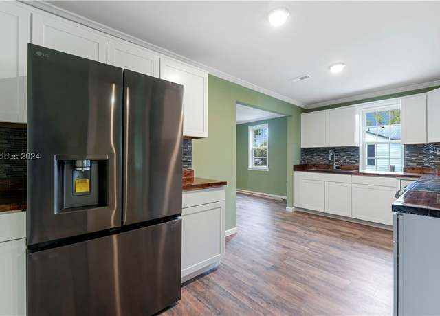 Property at 105 Freeman St, Hampton, SC 29924, 3 beds, 2 baths