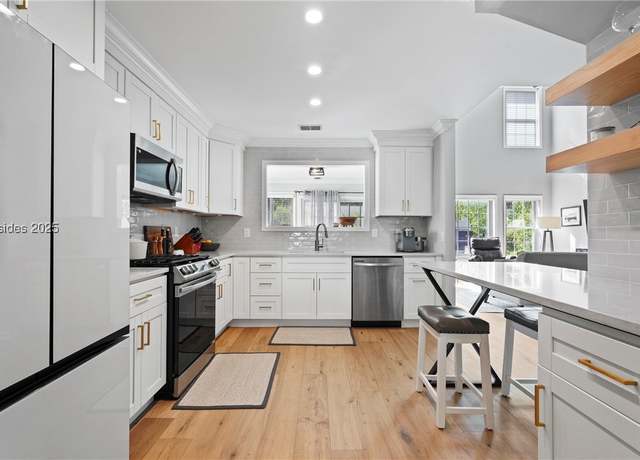 Property at 19 Lake Linden Dr, Bluffton, SC 29910, 3 beds, 2.5 baths