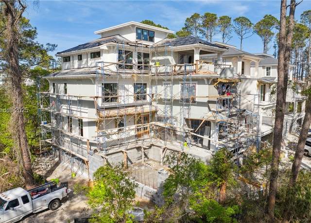 Property at 15 Bradley Cir, Hilton Head Island, SC 29928, 9 beds, 10 baths
