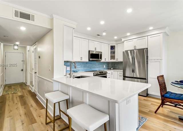 Property at 40 Folly Field Rd #240, Hilton Head Island, SC 29928, 2 beds, 2 baths