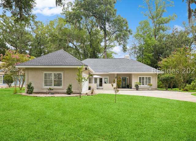 Property at 13 Greenwood Dr, Bluffton, SC 29910, 3 beds, 2.5 baths