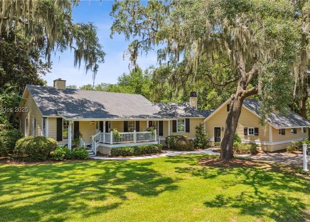 Property at 2 Pope Ln, Bluffton, SC 29910, 2 beds, 2 baths