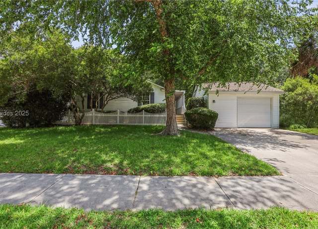 Property at 10 Chipwood Ln, Bluffton, SC 29910, 3 beds, 2 baths